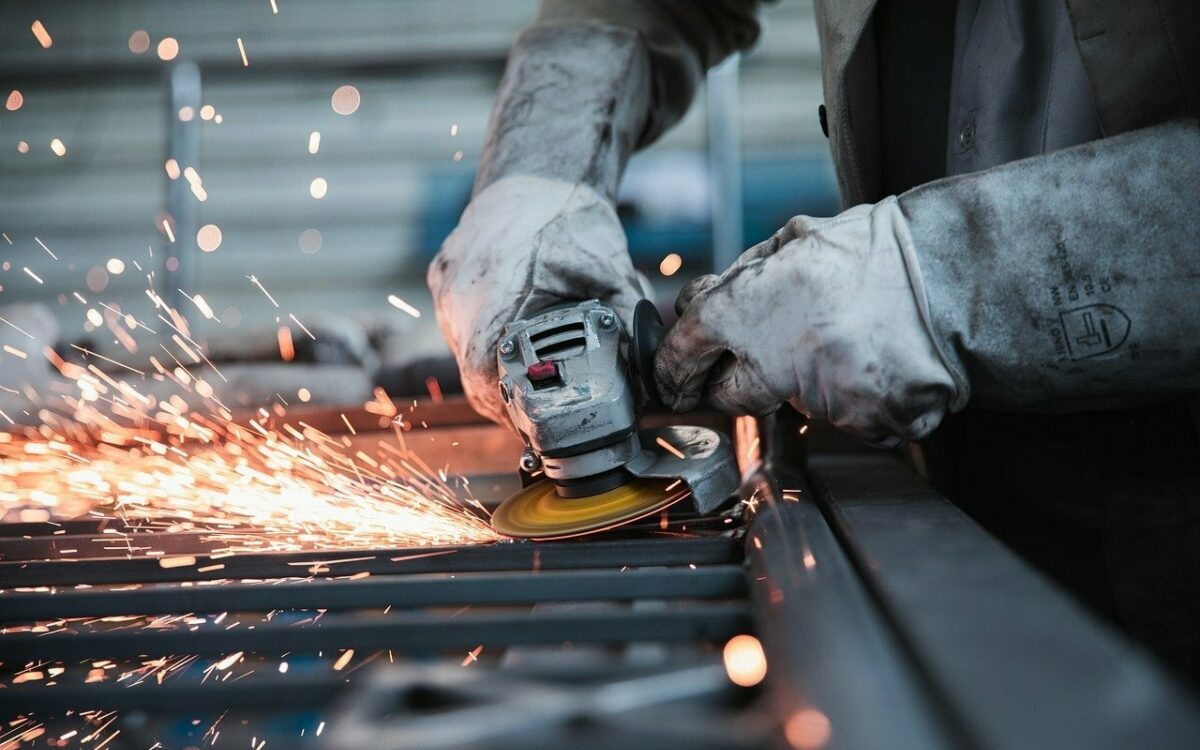 Ein Handwerker beim Schweißen von Metall Ein Handwerker beim Schweißen von Metall